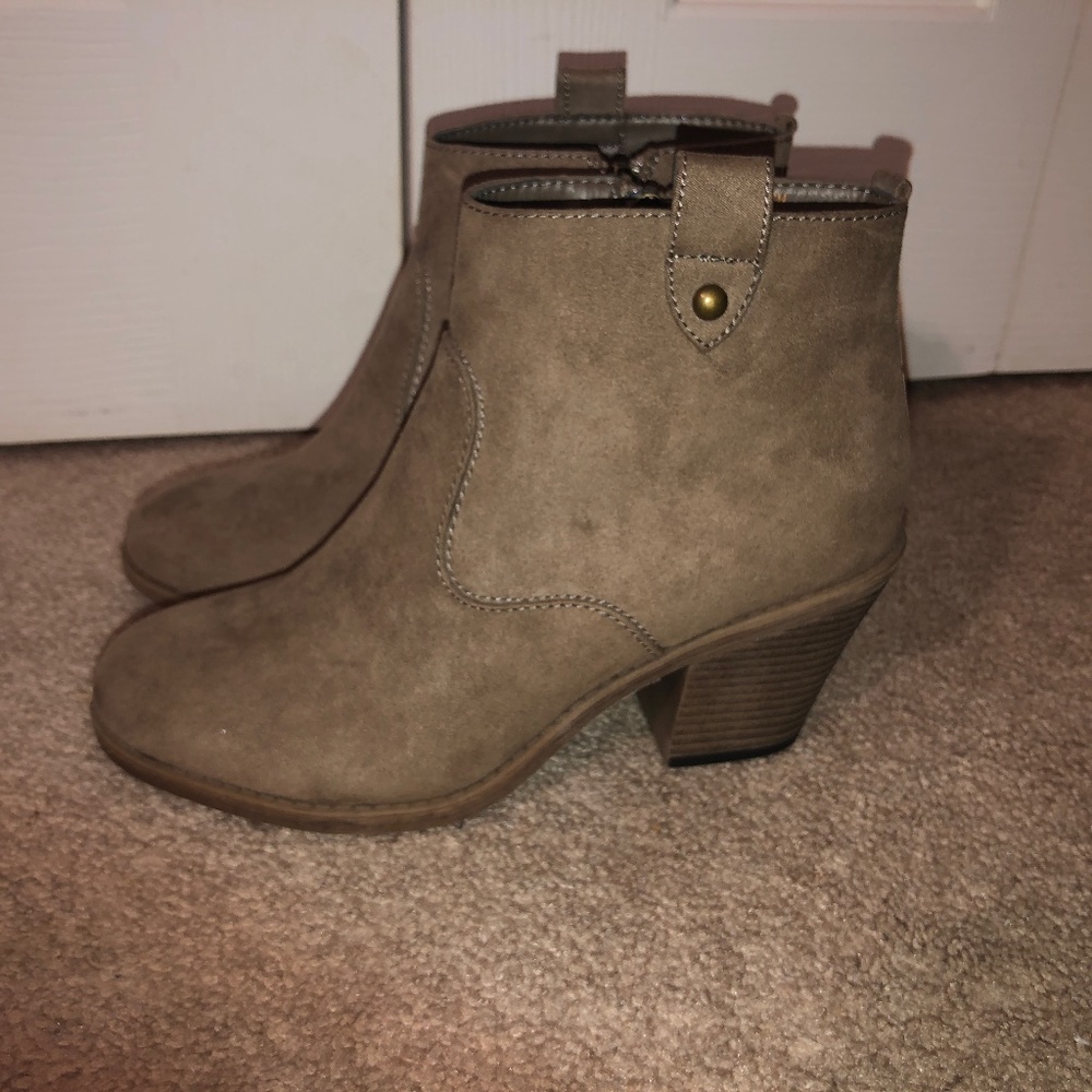 Tan/brown boots